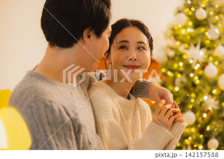クリスマスのリビングでくつろぐカップル　 142157588