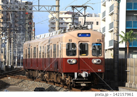 【西鉄】600形〜ツートンカラー復刻塗装〜(貝塚線:西鉄千早駅) 【西鉄】600形〜ツートンカラー復刻塗装〜(貝塚線:西鉄千早駅) 142157961