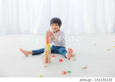 積み木で遊ぶ男の子 積み木で遊ぶ男の子 142158150