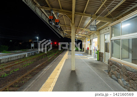夜の青島駅 142160569