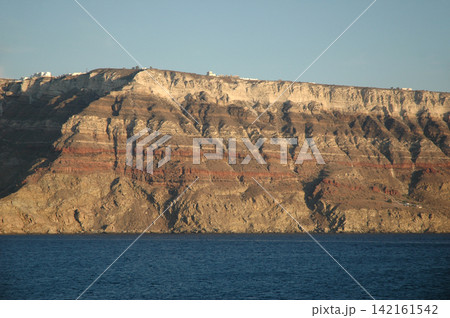 Close-up view of layered volcanic caldera cliffs in Santorini Greece 142161542