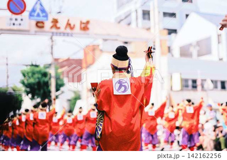 帯屋町で踊るよさこい祭り 142162256