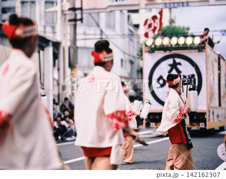 帯屋町で踊るよさこい祭り 142162307