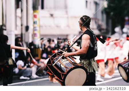 帯屋町で踊るよさこい祭り 帯屋町で踊るよさこい祭り 142162310