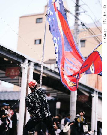 帯屋町で踊るよさこい祭り 142162315