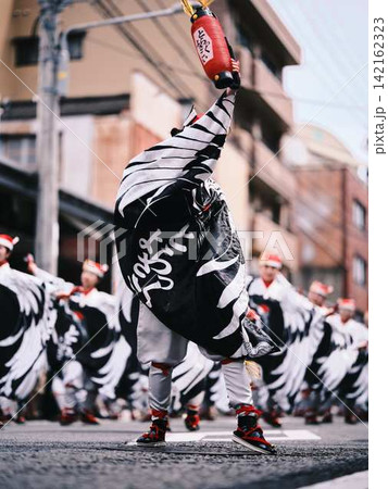 帯屋町で踊るよさこい祭り 142162323