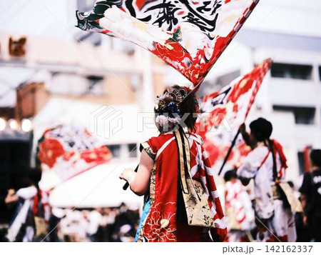 帯屋町で踊るよさこい祭り 142162337