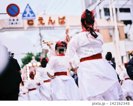 帯屋町で踊るよさこい祭り 142162348