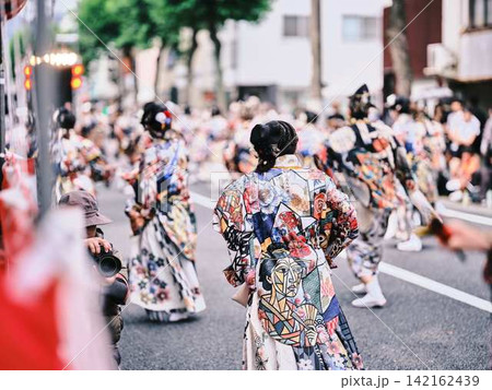 帯屋町で踊るよさこい祭り 142162439