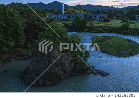 夕張川沿いにひっそりと佇む旧北炭清水沢火力発電所の廃墟と静寂な自然風景 夕張川沿いにひっそりと佇む旧北炭清水沢火力発電所の廃墟と静寂な自然風景 142163805