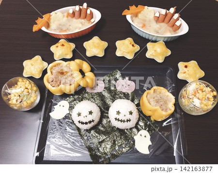 ハロウィンパーティーを彩る手作り料理とデコレーションプレート ハロウィンパーティーを彩る手作り料理とデコレーションプレート 142163877