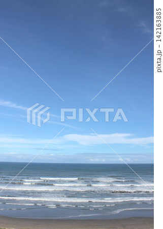 澄み切った青空と陽光に照らされた千葉県旭市の九十九里浜から白波が打ち寄せる太平洋を見る 澄み切った青空と陽光に照らされた千葉県旭市の九十九里浜から白波が打ち寄せる太平洋を見る 142163885
