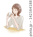 座ってコーヒーを飲む女性 142164188