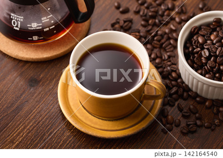 カップに注いだコーヒー カップに注いだコーヒー 142164540