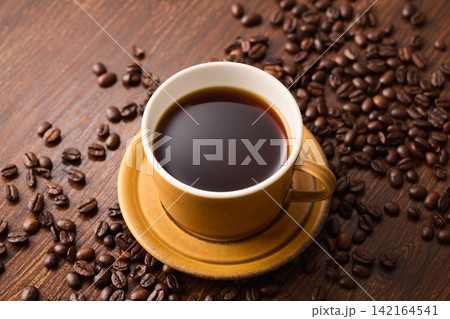 カップに注いだコーヒー カップに注いだコーヒー 142164541