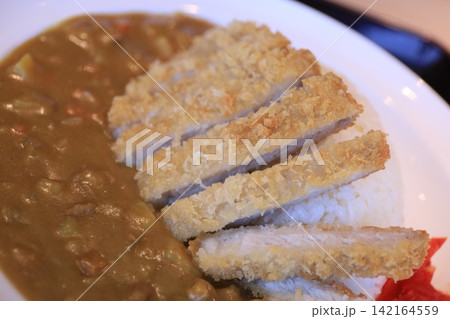 皿に盛られたカツカレー 皿に盛られたカツカレー 142164559