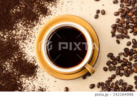 カップに注いだコーヒー カップに注いだコーヒー 142164996