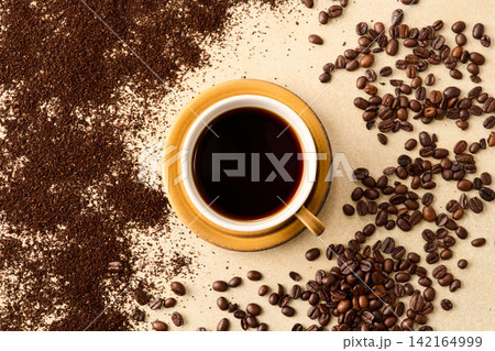 カップに注いだコーヒー カップに注いだコーヒー 142164999