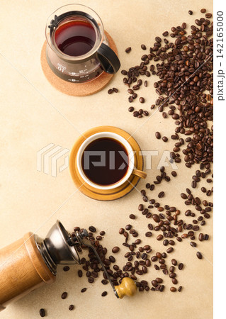 カップに注いだコーヒー 142165000