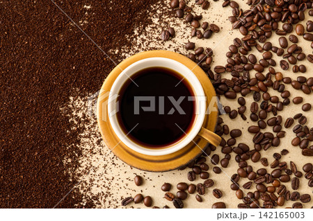 カップに注いだコーヒー カップに注いだコーヒー 142165003