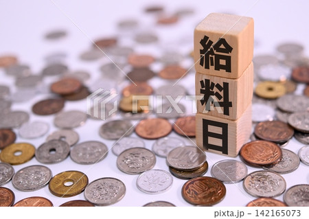 給料日のテキストと日本円の硬貨 給料日のテキストと日本円の硬貨 142165073