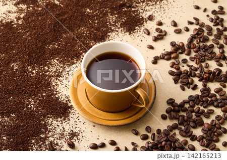 カップに注いだコーヒー カップに注いだコーヒー 142165213