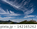 青空と白い雲の下、北アルプスの稜線を歩く 142165262