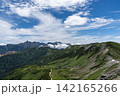 青空と白い雲の下、北アルプスの稜線を歩く 142165266