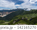 槍ヶ岳を望む稜線を歩く 142165270