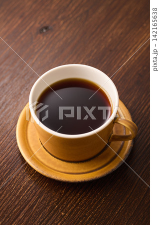 カップに注いだコーヒー カップに注いだコーヒー 142165638