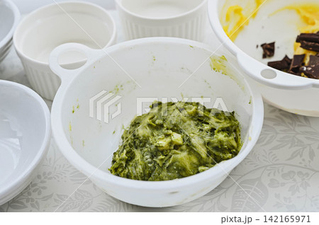 抹茶を加えたクッキー生地 抹茶を加えたクッキー生地 142165971