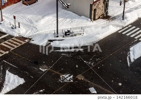 雪の降る交差点の俯瞰写真 142166018