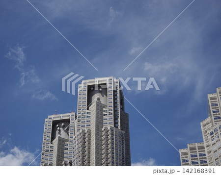 青空の余白が広がる高層ビルの静かな都市風景 青空の余白が広がる高層ビルの静かな都市風景 142168391
