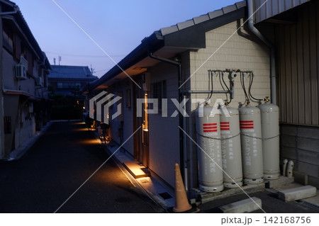 夕暮れの集合住宅 夕暮れの集合住宅 142168756