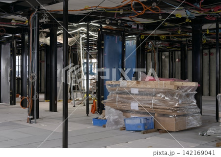 新築アパートの建築現場における天井の電気配線と内装工事 新築アパートの建築現場における天井の電気配線と内装工事 142169041
