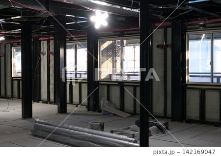 新築工事現場のアルミサッシ窓と建築資材 新築工事現場のアルミサッシ窓と建築資材 142169047