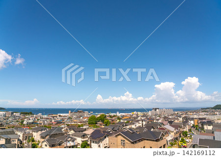 《神奈川県》日本の都市風景 真夏の青空と海沿いの横須賀の住宅街を望む(令和8年8月) 《神奈川県》日本の都市風景 真夏の青空と海沿いの横須賀の住宅街を望む(令和8年8月) 142169112