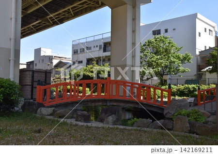 東京都内の河川敷公園と赤い歩道橋 東京都内の河川敷公園と赤い歩道橋 142169211