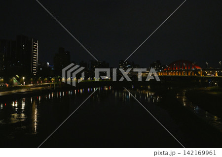 台湾の台北市内の彩虹橋からの夜景 台湾の台北市内の彩虹橋からの夜景 142169961