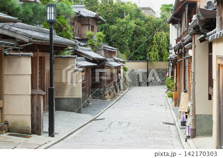 京都・東山の石畳が続く静かな通りの風景 京都・東山の石畳が続く静かな通りの風景 142170303