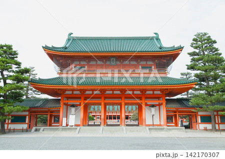 京都・平安神宮の応天門を正面から望む風景 京都・平安神宮の応天門を正面から望む風景 142170307