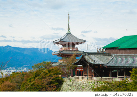 清水寺の三重塔と京都の山並み 142170325