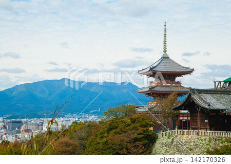 清水寺の三重塔と京都市街地の眺め 清水寺の三重塔と京都市街地の眺め 142170326