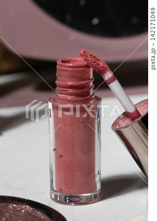 Used Lip Gloss Bottle with Applicator: Realistic Wear, Residue and Shelf-Life Cues 142171049