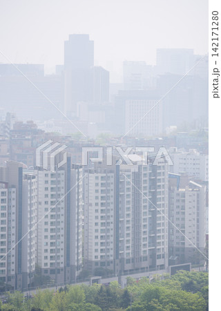 Thick smog and pollution covering cityscape of Seoul capital, of South Korea Thick smog and pollution covering cityscape of Seoul capital, of South Korea 142171280