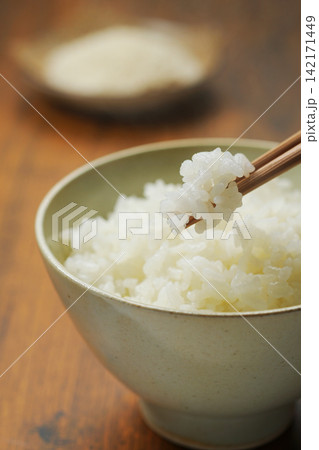炊き立ての白ご飯 炊き立ての白ご飯 142171449