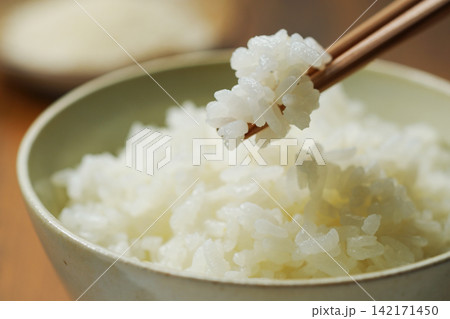 炊き立ての白ご飯 炊き立ての白ご飯 142171450