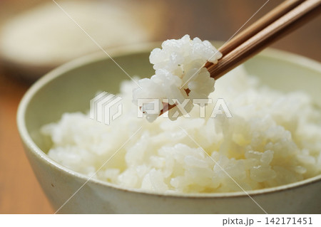 炊き立ての白ご飯 炊き立ての白ご飯 142171451