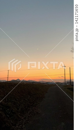 夕日に照らさせる道 夕日に照らさせる道 142171650