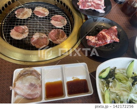 焼肉、肉を焼く 142172256